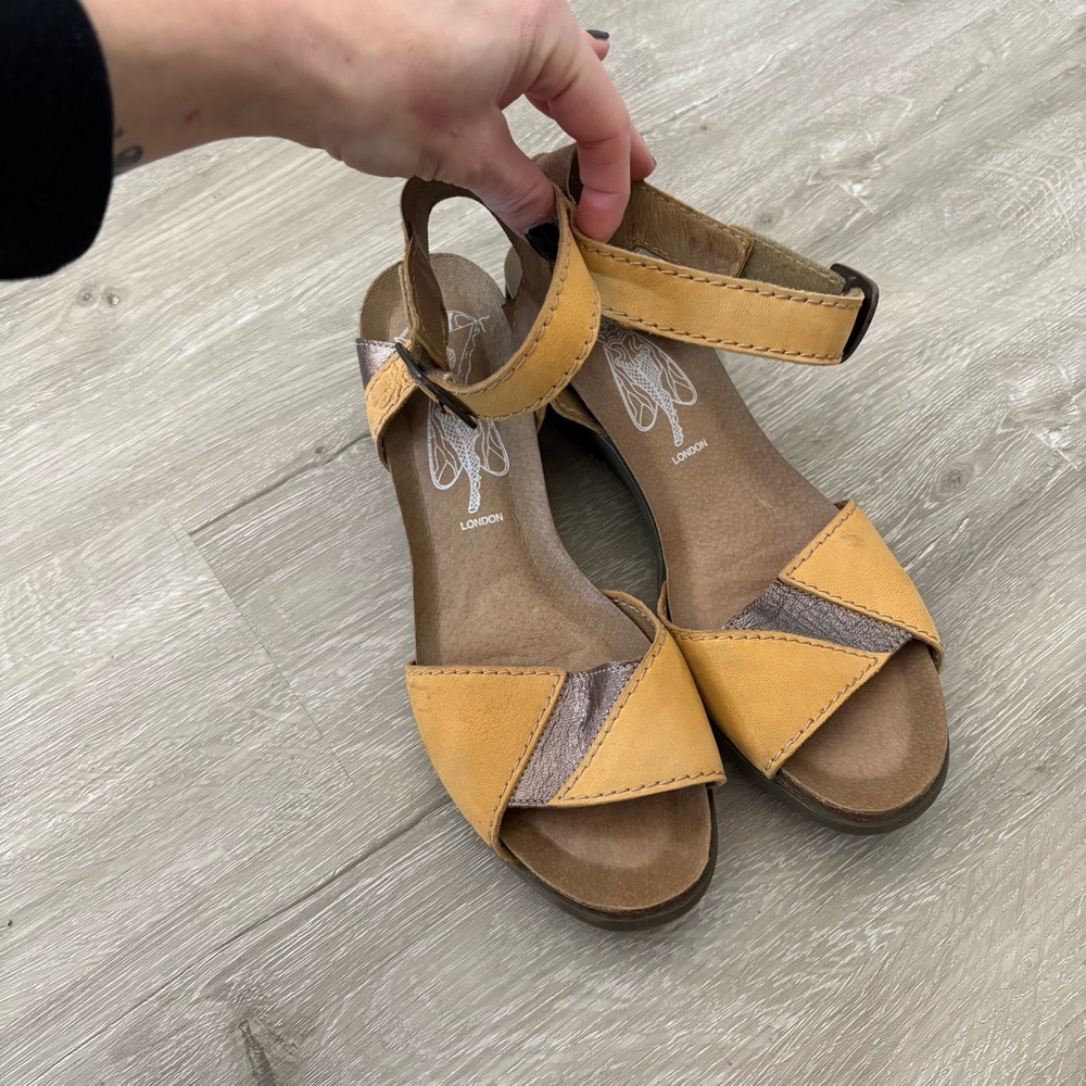 Women’s‎ Size 40/9-9.5 Fly London Yellow Bronze iMat Comfort Wedge Sandals